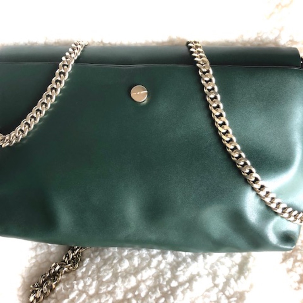 Green shoulder bag w/ gold chain